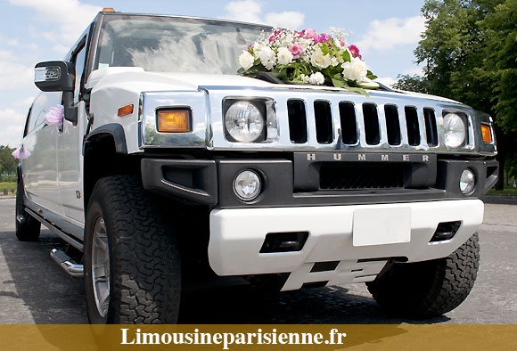 Limousine Hummer H2 décorée pour une location d'un mariage dans paris.