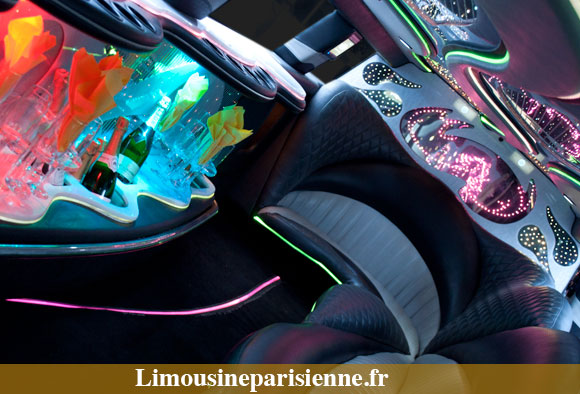 Eclairage sol et plafond dans le Hummer limousine